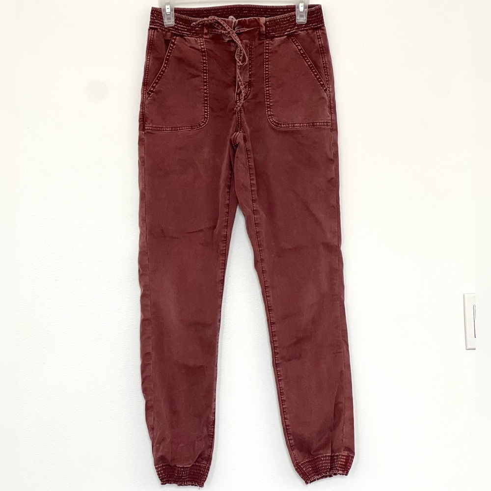 American Eagle. Size 6 Regular. Burgundy. Jogger style jean.